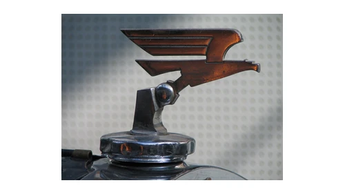 Логотип Adler 1928–1934 годов: орёл на капоте Standard 6