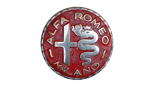Красный послевоенный значок Alfa Romeo 1946–1950 годов: металлические крест, змея и надпись на едином красном поле