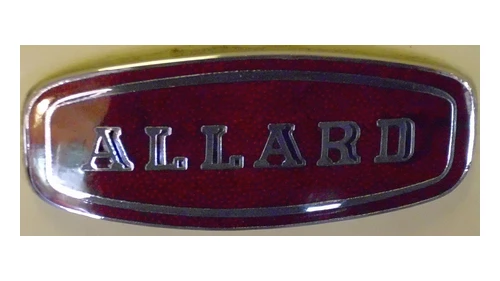 Логотип Allard 1945–1958 годов: овальный значок с красной эмалью