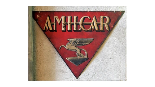 Логотип Amilcar около 1921–1939 годов: красная треугольная вывеска с крылатой фигурой