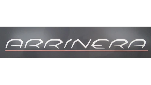 Логотип Arrinera 2015 года: серебристая курсивная надпись с красной линией