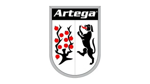 Логотип Artega примерно 2006–2012 годов: щит с серебристой каймой, деревом с красными плодами и вздыбленным зверем
