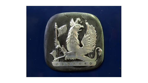 Логотип Bedford около 1964 года: значок с грифоном и флагом с буквой B