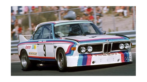 Гоночная BMW 3.0 CSL в сине-фиолетово-красных полосах 1972–1973 годов: раскраска, которая появилась раньше логотипа BMW M