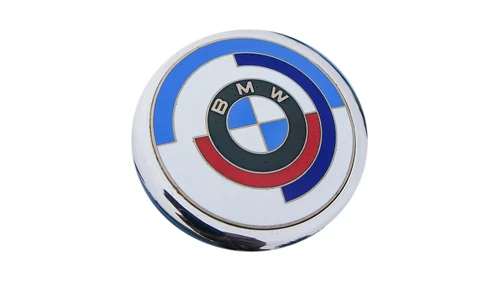 Эмалевый значок с логотипом BMW Motorsport 1973 года: эмблема BMW в обрамлении синей, фиолетовой и красной дуг
