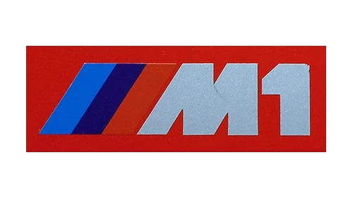 Значок BMW M1 с логотипом 1978 года: буква M с синей, фиолетовой и красной полосами рядом с серебристой надписью M1