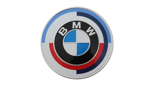 Эмблема BMW M 50 Years: объёмная эмблема BMW в обрамлении дуг Motorsport 1973 года