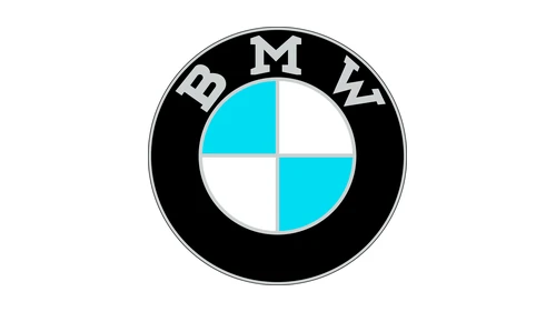 Эмблема BMW 1954 года: серебристо-белые буквы с засечками и светло-синие четверти