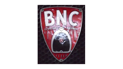 Логотип BNC примерно 1923–1931 годов: красный значок-щит на радиатор