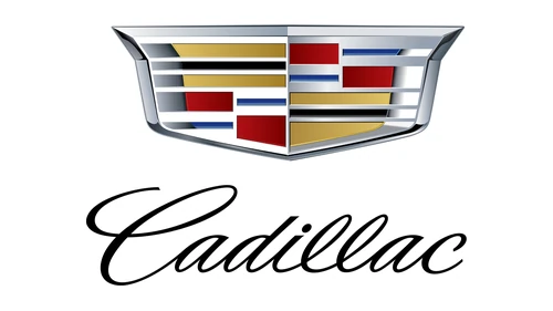 Логотип Cadillac 2014 года без венка: широкий цветной герб с плоским верхом над названием Cadillac прописью