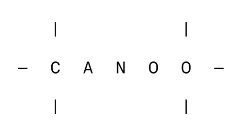 Логотип Canoo 2019–2025 годов: чёрное слово CANOO с широкими промежутками между буквами в рамке из штрихов и черт на белом фоне