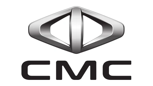Логотип CMC с 2019 года: эмблема с серым ромбом над буквами