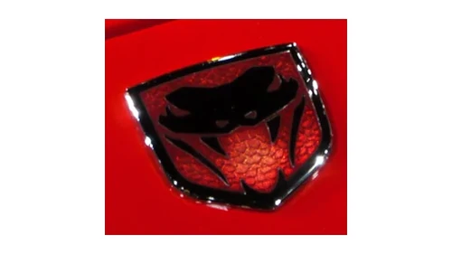 Логотип Dodge Viper около 2003–2010 годов: эмблема Fangs с клыкастой змеёй