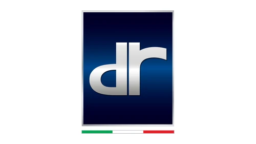Логотип DR Motor Company 2020 года: серебристые буквы DR на синей панели