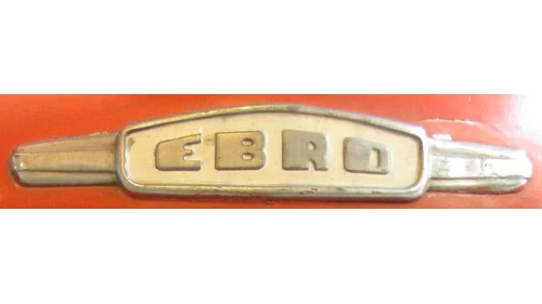 Логотип Ebro 1960-х годов: хромированный овальный значок с надписью EBRO