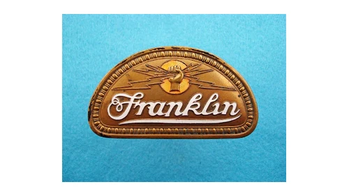 Логотип Franklin около 1921–1922 годов: значок с кулаком и молниями