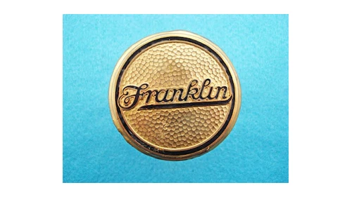 Логотип Franklin около 1928–1929 годов: золотистый значок с надписью курсивом