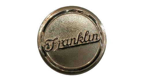 Логотип Franklin около 1930–1934 годов: серебристый значок с надписью курсивом