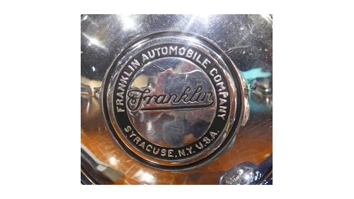 Логотип Franklin около 1932–1934 годов: значок с названием компании по кольцу
