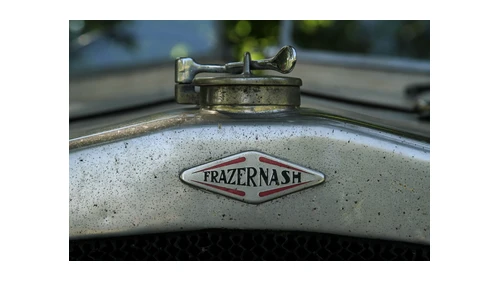 Логотип Frazer Nash 1927 года: ромбовидный значок с названием FRAZERNASH в одно слово