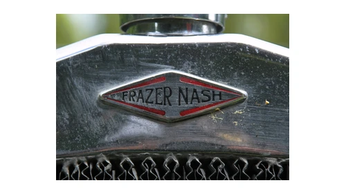 Логотип Frazer Nash 1933 года: ромбовидный значок с разделённым названием FRAZER NASH