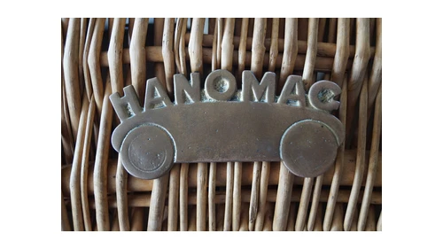 Логотип Hanomag около 1928 года: табличка в форме автомобиля с названием Hanomag