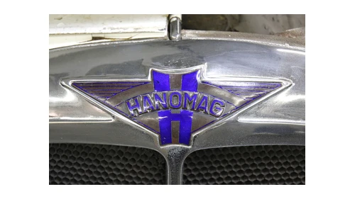 Логотип Hanomag около 1934 года: синий треугольный значок на радиатор