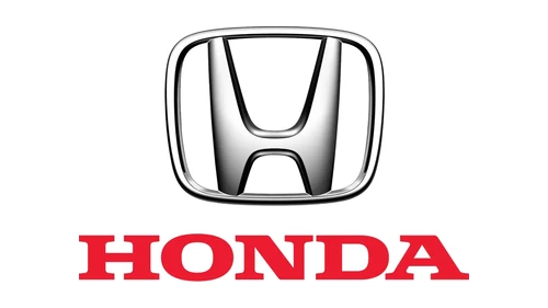 Логотип Honda на автомобиле: объёмная хромированная H и красная надпись HONDA