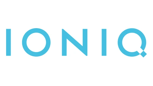 Логотип Ioniq примерно с 2020 года: светло-голубая надпись IONIQ