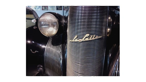 Логотип LaSalle 1939 года: хромированное название курсивом на решётке радиатора