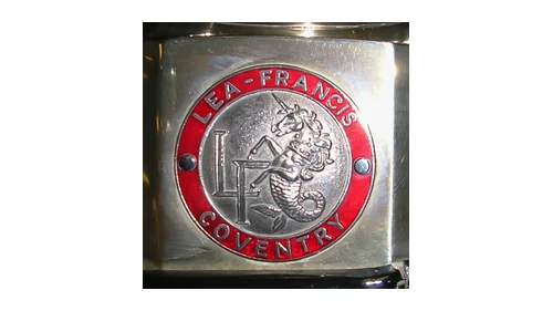 Логотип Lea-Francis 1928 года: круглый значок на радиаторе модели Hyper