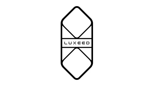 Логотип Luxeed примерно с 2023 года по настоящее время: чёрная эмблема из двух ромбов, поставленных один на другой