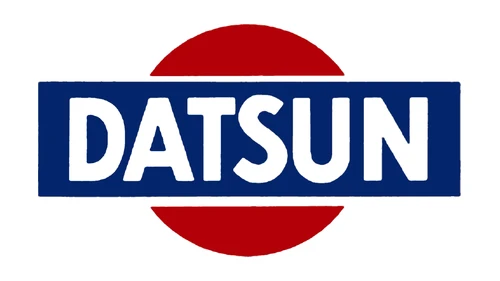 Значок Datsun 1930-х годов: красный диск солнца и синяя полоса с надписью DATSUN — истоки логотипа Nissan