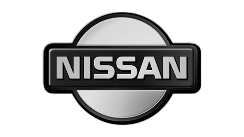 Хромированный автомобильный значок Nissan: серебристый диск, перечёркнутый тёмной полосой с надписью NISSAN