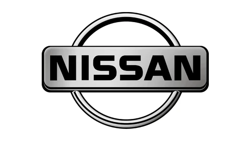 Значок Nissan 1990-х годов: тонкое хромированное кольцо, перечёркнутое широкой полосой NISSAN