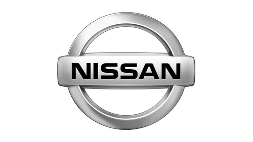 Логотип Nissan 2001 года: толстое объёмное хромированное кольцо, перечёркнутое серебристой полосой с чёрными буквами NISSAN