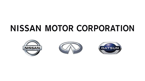 Стально-синий логотип Nissan Motor Corporation со значками Nissan, Infiniti и Datsun в ряд