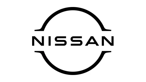 Новый логотип Nissan 2020 года: плоский чёрный круг из двух дуг, разделённый надписью NISSAN