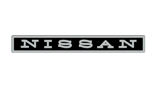 Эмблема Nissan: широко расставленные серебристые заглавные с засечками в чёрном прямоугольнике с серебряной каймой