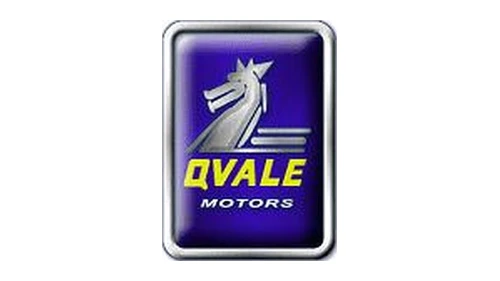 Логотип Qvale 2000–2002 годов: синий значок с серебряной крылатой фигурой
