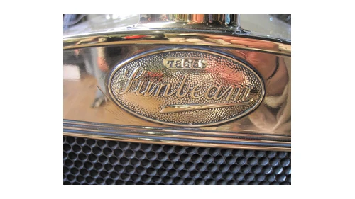 Логотип Sunbeam примерно 1914–1926 годов: овальный значок с курсивной надписью SUNBEAM