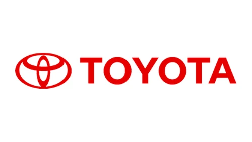 Символ Toyota из трёх овалов 1989 года рядом с красной надписью TOYOTA