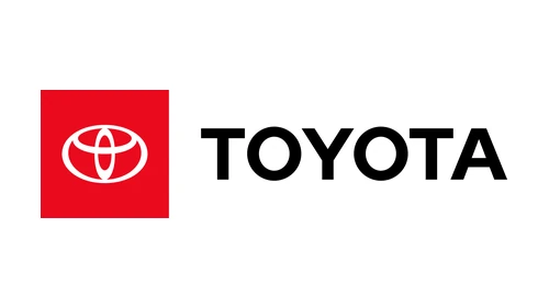 Логотип Toyota в Северной Америке: белая эмблема на красном квадрате рядом с надписью