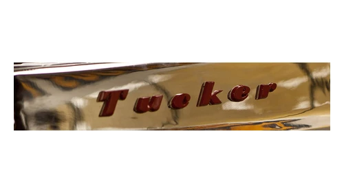 Логотип Tucker, около 1948 года: красная надпись Tucker на хроме