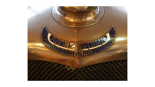 Логотип Voisin около 1924 года: крылатый значок из синей эмали на радиаторе
