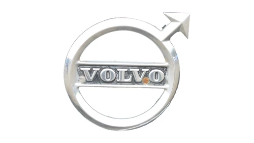 Старая эмблема Volvo: хромированный значок на решётке с планкой с названием поперёк кольца