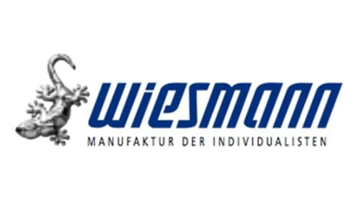 Логотип Wiesmann примерно 1988–2014 годов: хромированный геккон с синей надписью